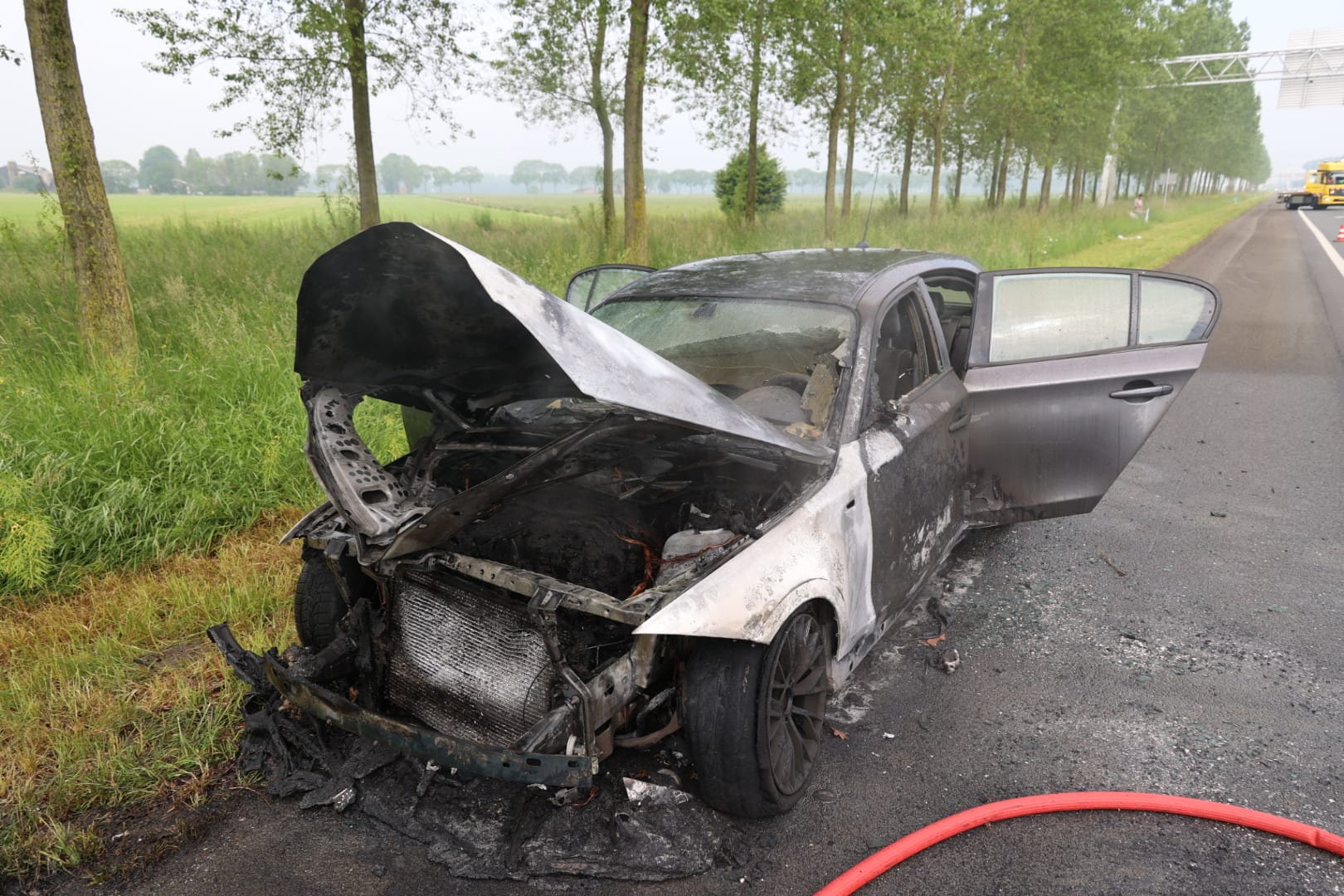 Auto in brand op A2