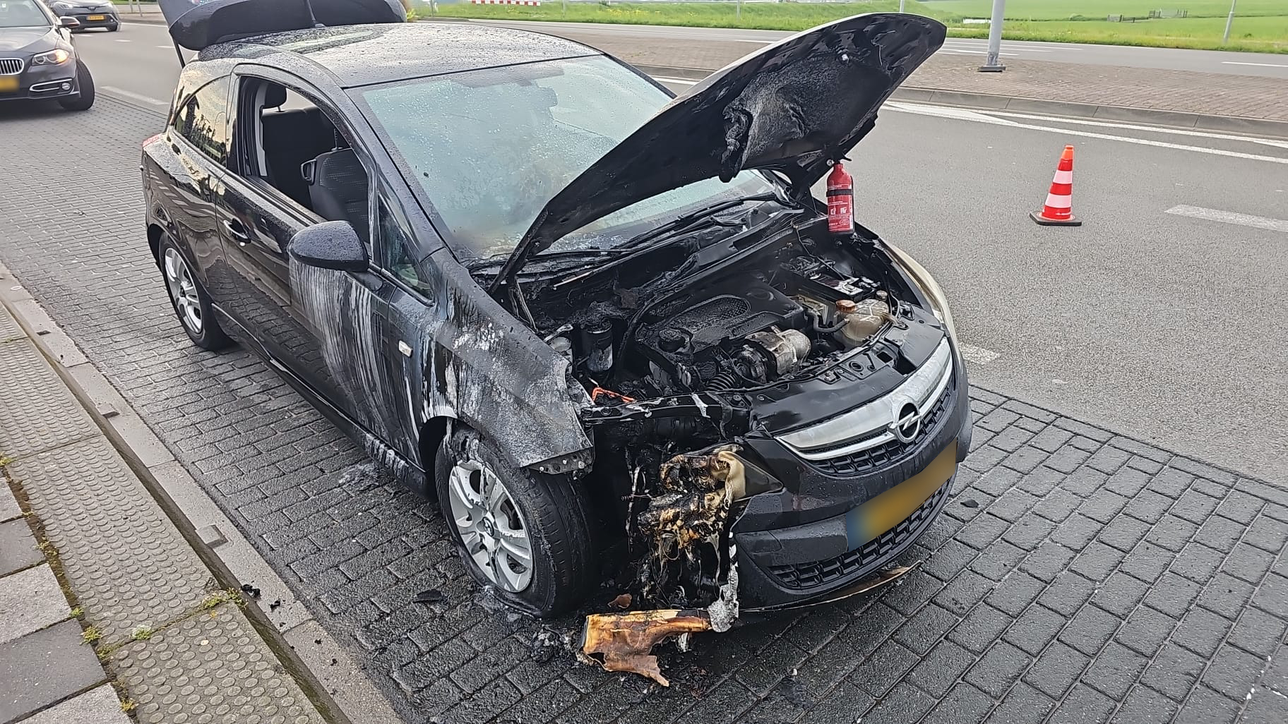 Auto in brand in Zijderveld
