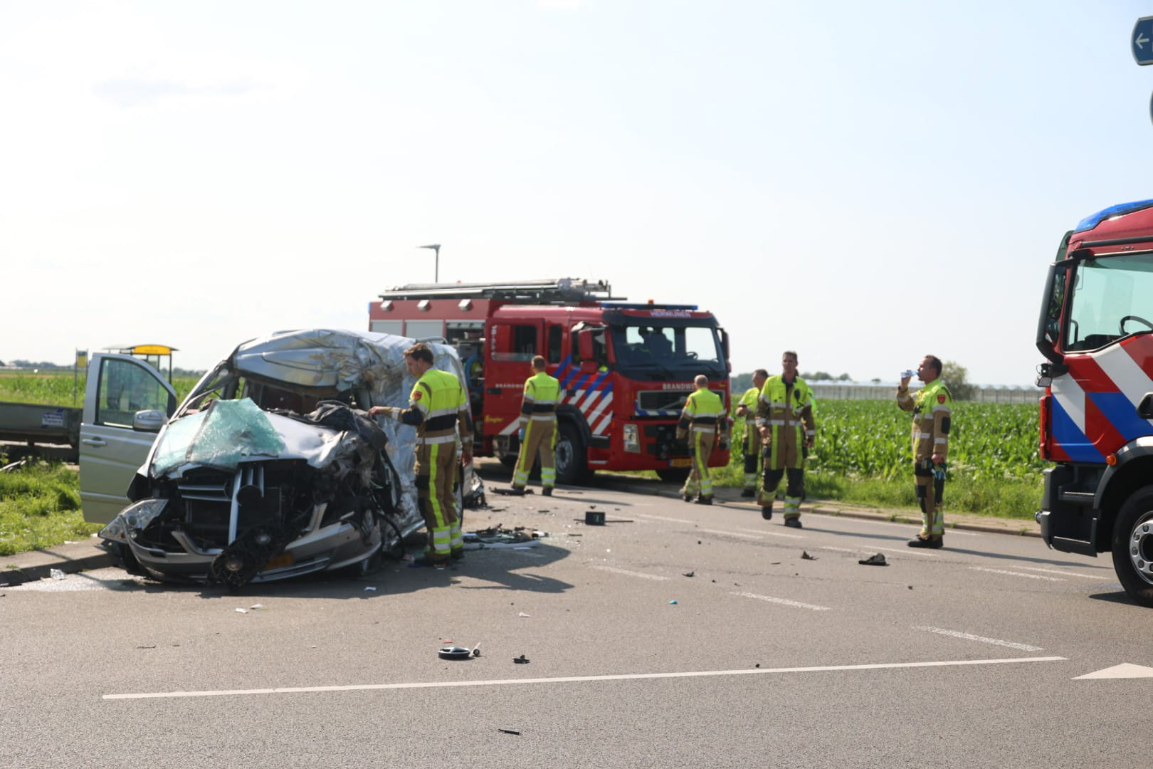 Ernstig ongeval met meerdere voertuigen in Hellouw; traumahelikopter ingezet